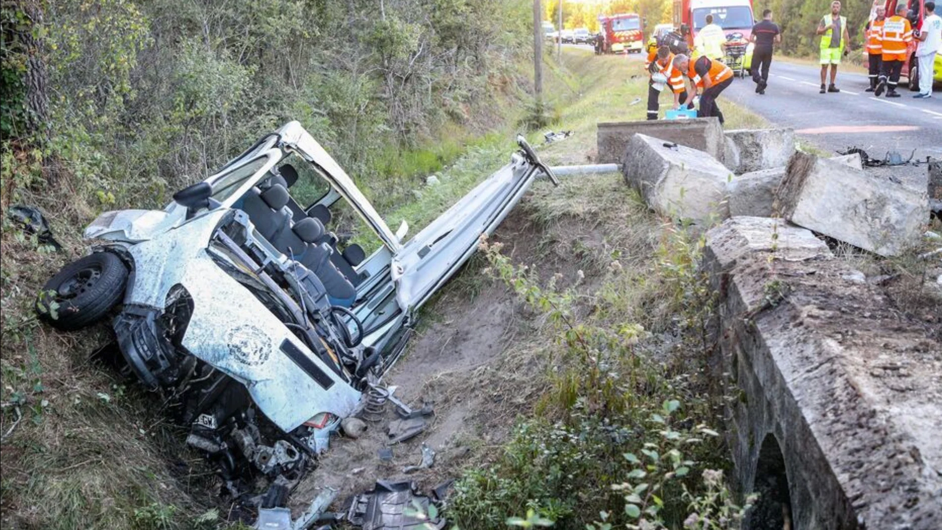 Imagen del grave accidente de un minibús que transportaba niños en la localidad francesa de Houeillès