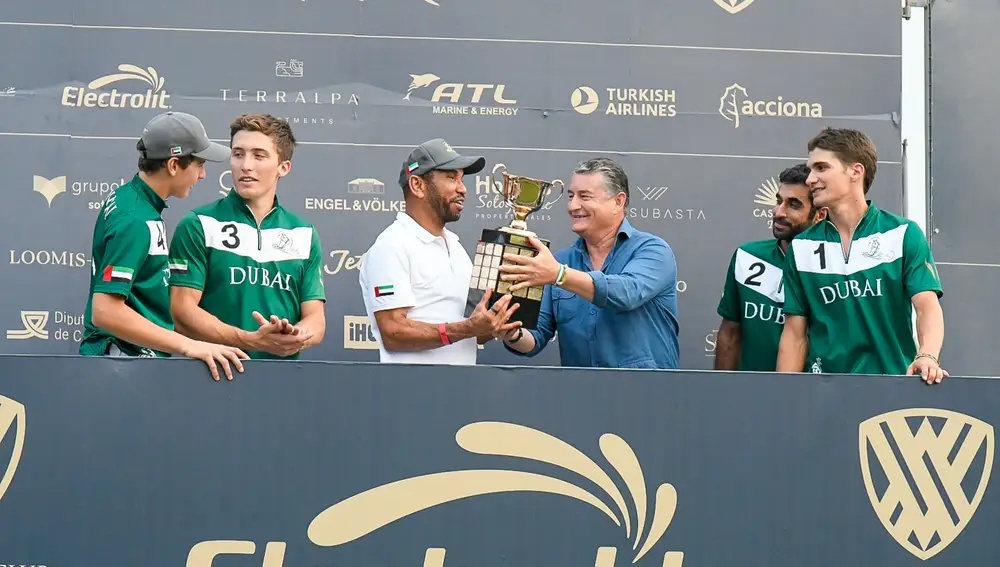 Antonio Sanz entrega el premio del Torneo Internacional de Polo de Sotogrande