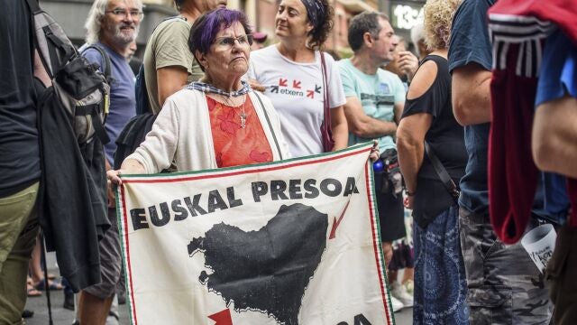 Manifestación convocada por la red de apoyo a los presos de ETA Sare ue ha recorrido las calles de Bilbao en el Día Grande de las fiestas de la capital vizcaína este viernes. 