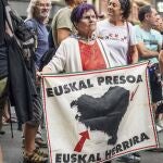 Manifestación convocada por la red de apoyo a los presos de ETA Sare ue ha recorrido las calles de Bilbao en el Día Grande de las fiestas de la capital vizcaína este viernes. 