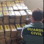 Un Guardia Civil con el alijo incautado