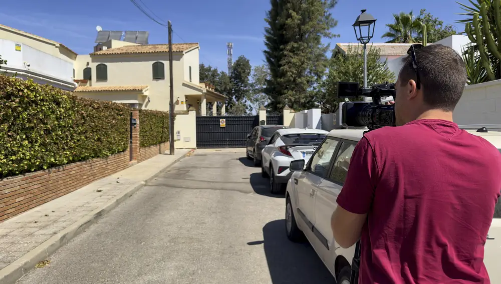 La Policía Judicial de la Guardia Civil ha abierto una investigación para esclarecer el asalto del que ha sido objeto la casa de la cantante María del Monte, en la localidad de Gines (Sevilla), con ella en su interior, a manos de unos encapuchados