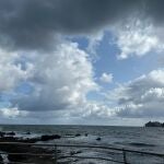 Cielo amenazador de lluvia en la costa de Bakio (Bizkaia)