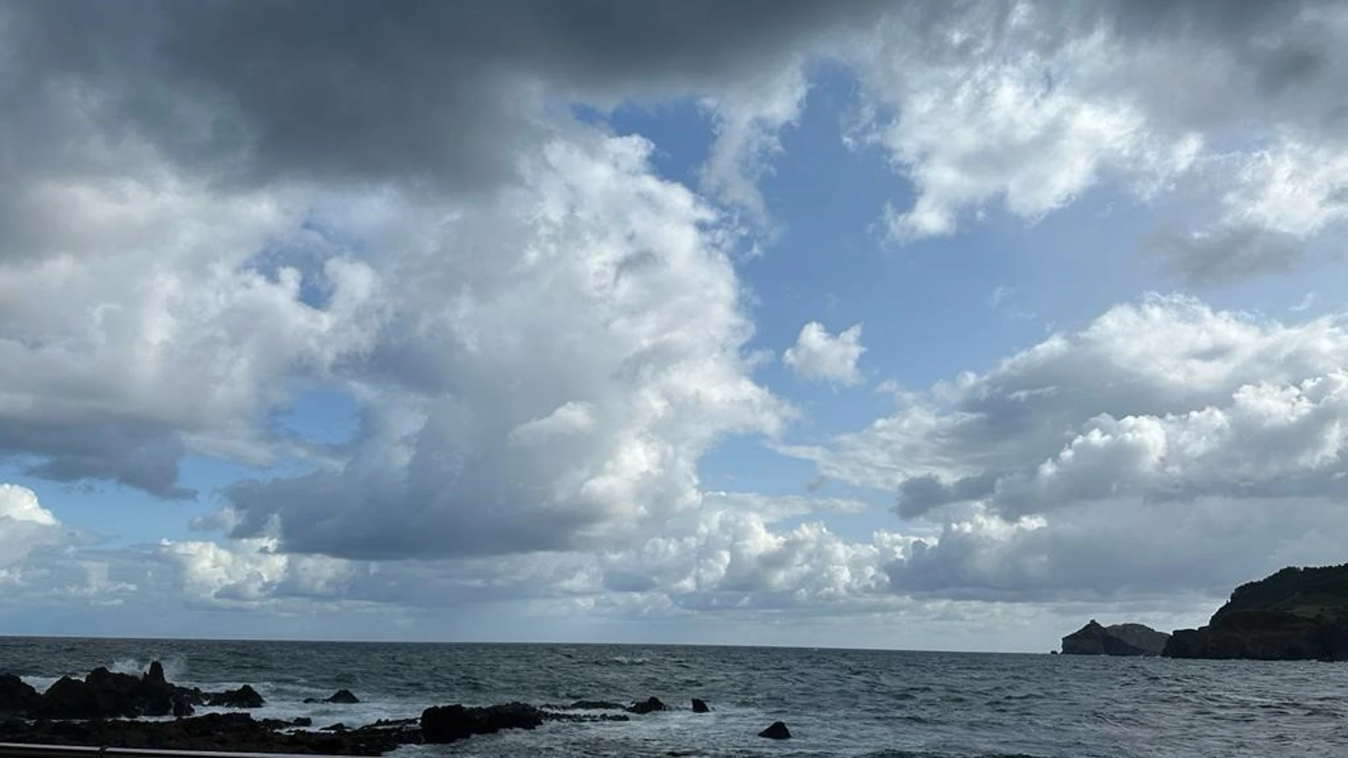 Cielo amenazador de lluvia en la costa de Bakio (Bizkaia) EUROPA PRESS 27/08/2023