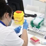 Una técnico de laboratorio trabaja con pruebas PCR para la viruela del mono, en el Laboratorio de Microbiología del Hospital público Gregorio Marañón. 