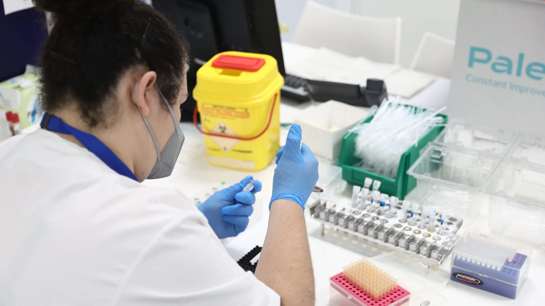 Una técnico de laboratorio trabaja con pruebas PCR para la viruela del mono, en el Laboratorio de Microbiología del Hospital público Gregorio Marañón. 