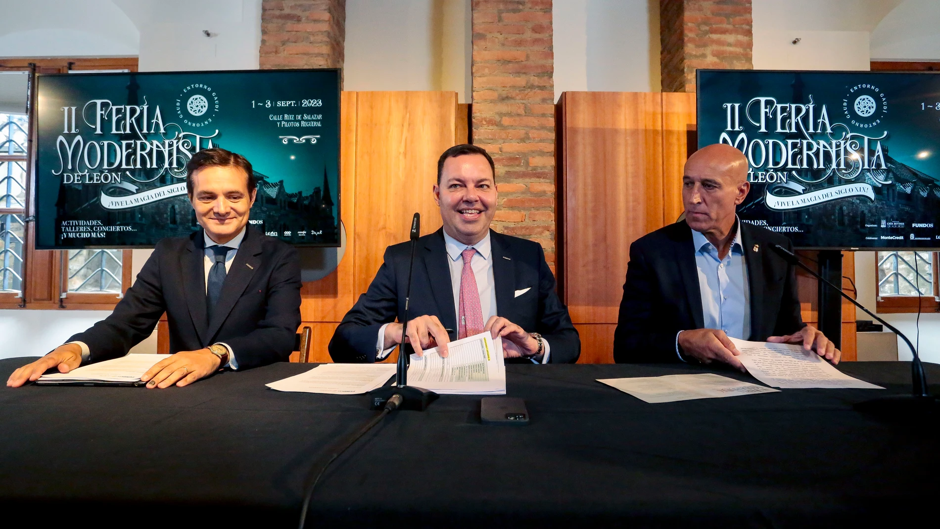 El director de Fundos, José María Viejo, el responsable de Cultura y Patrimonio de la fundación, Raúl Fernández, y el alcalde de León, José Antonio Diez, presentan la II edición de la Feria Modernista de León