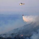 Un helicóptero contraincendios descarga agua en Leptokarya (Evros)