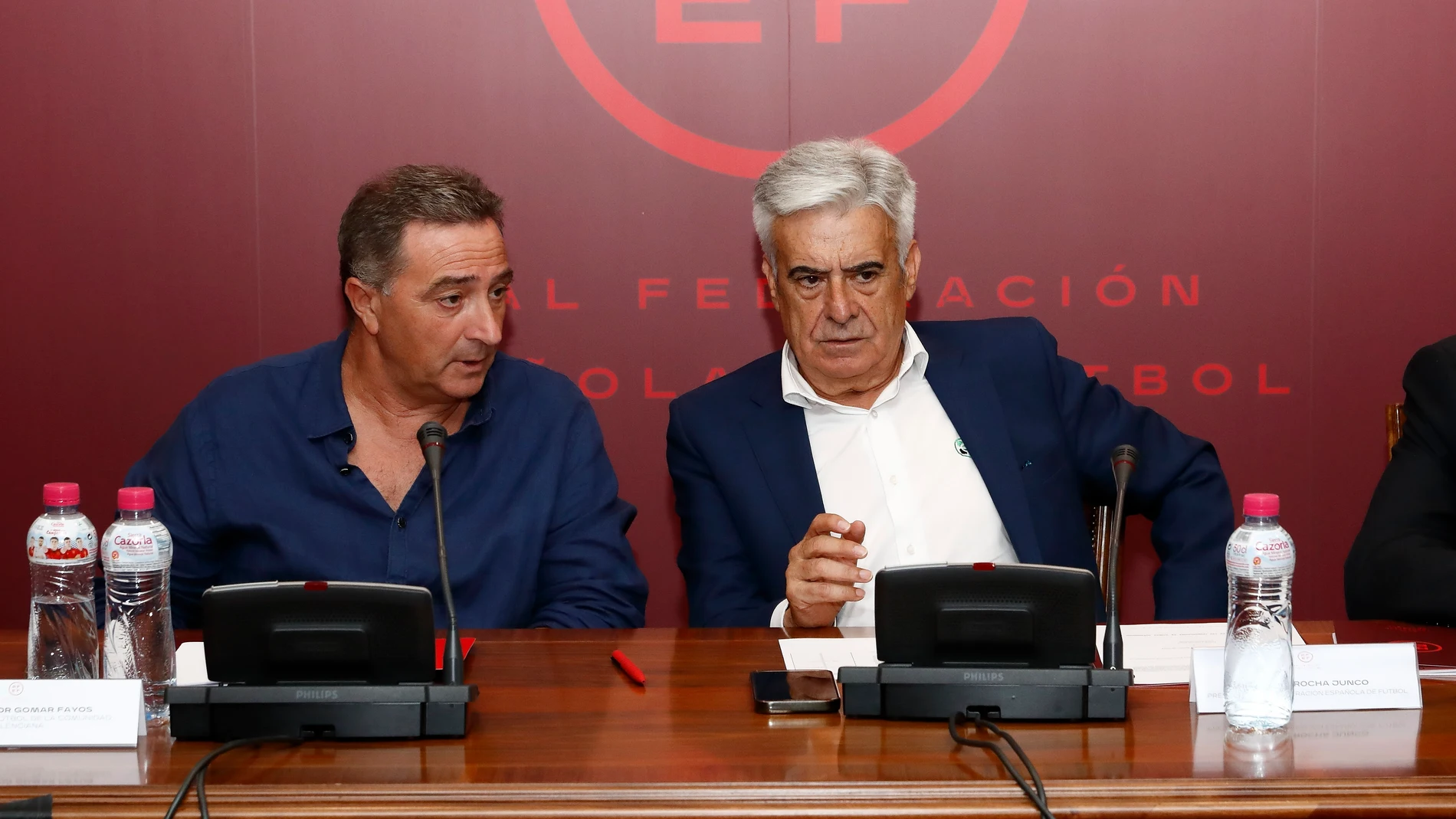 Pedro Rocha, a la derecha, presidente interino de la RFEF