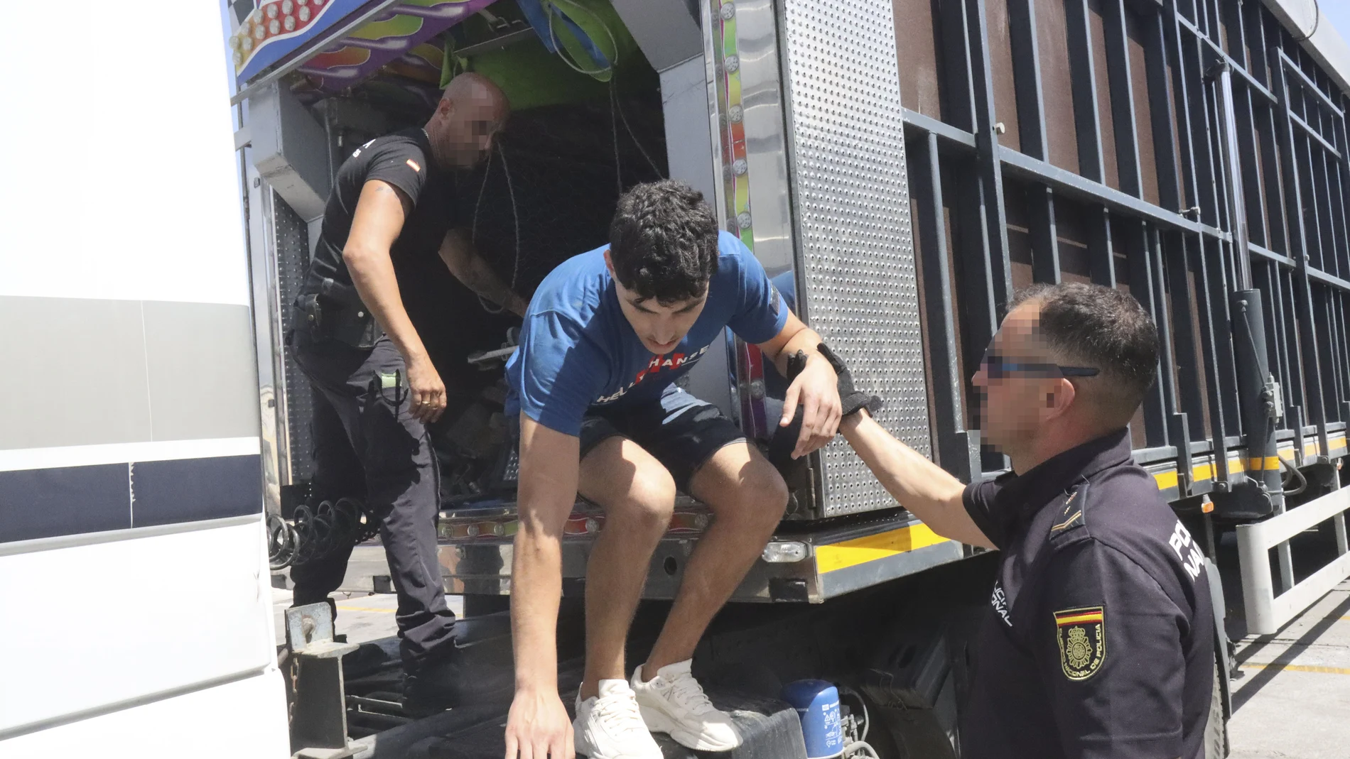 La Policía Nacional y la Guardia Civil localizaron en Ceuta a diez inmigrantes magrebíes escondidos en las atracciones de feria para viajar ilegalmente hacia el puerto de Algeciras (Cádiz) el día 6 de agosto. 