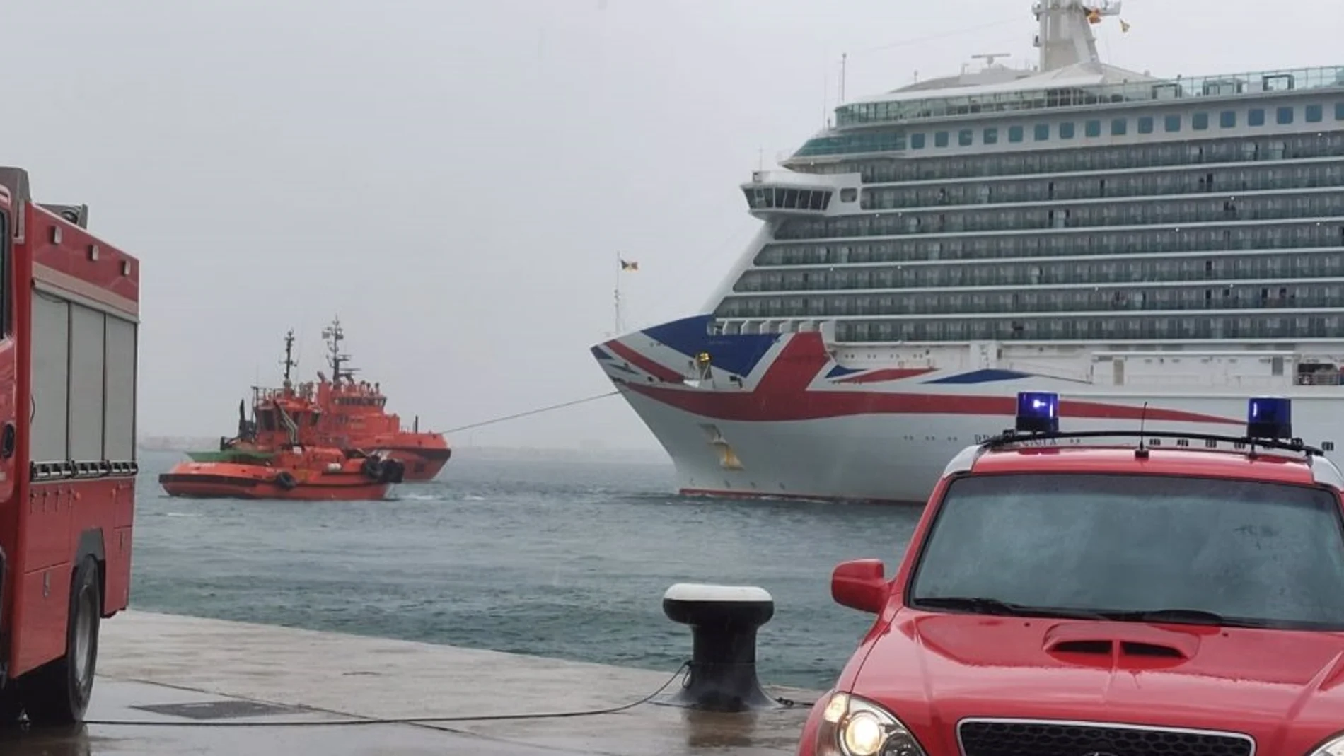 Vídeo: Un crucero en Palma de Mallorca se choca con un petrolero por fuerte viento