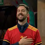 David Broncano, con la camiseta de la Selección Española, escucha con respeto irónico el himno nacional