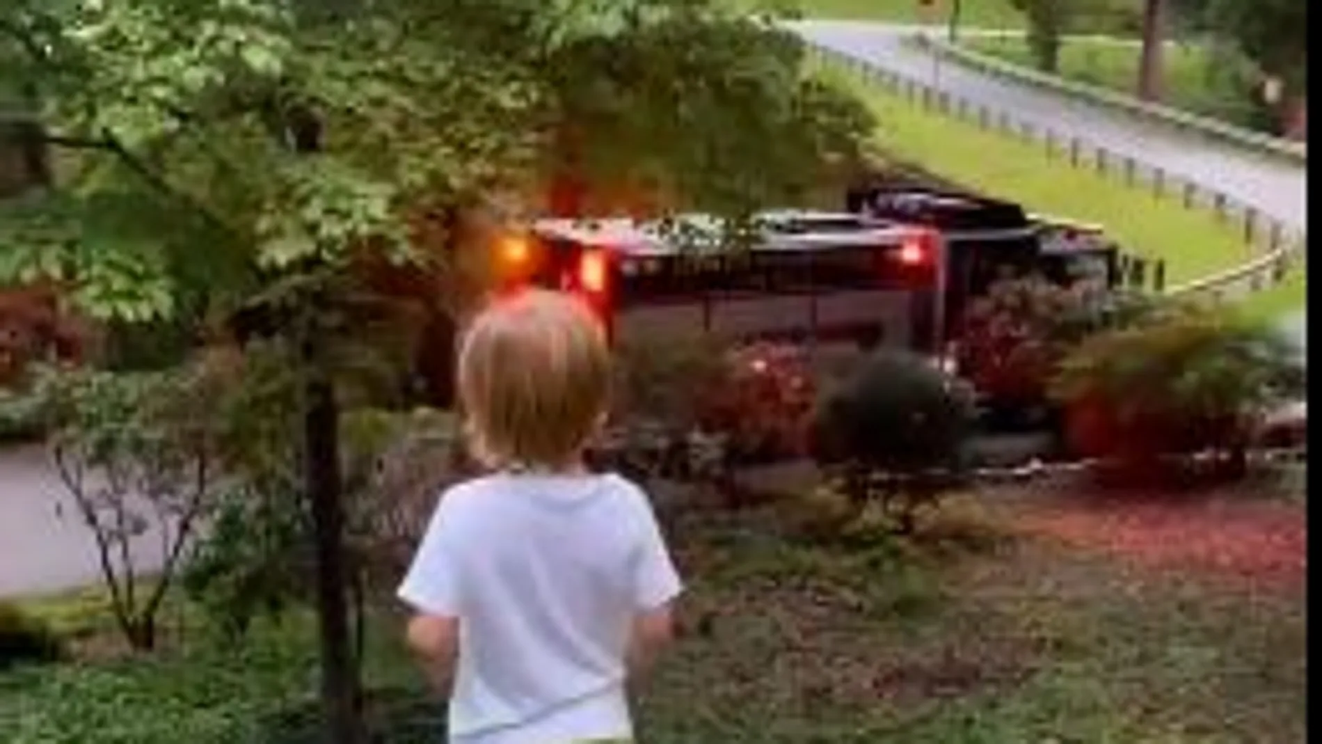 El precioso video del niño que saludaba cada día a los bomberos