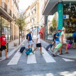 Turistas con maletas por las calles de Madrid