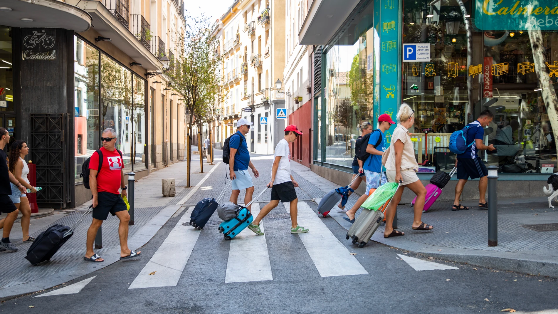 Turistas con maletas por las calles de Madrid