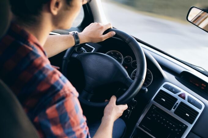 Uno de los mayores peligros de la carretera son las distracciones al volante
