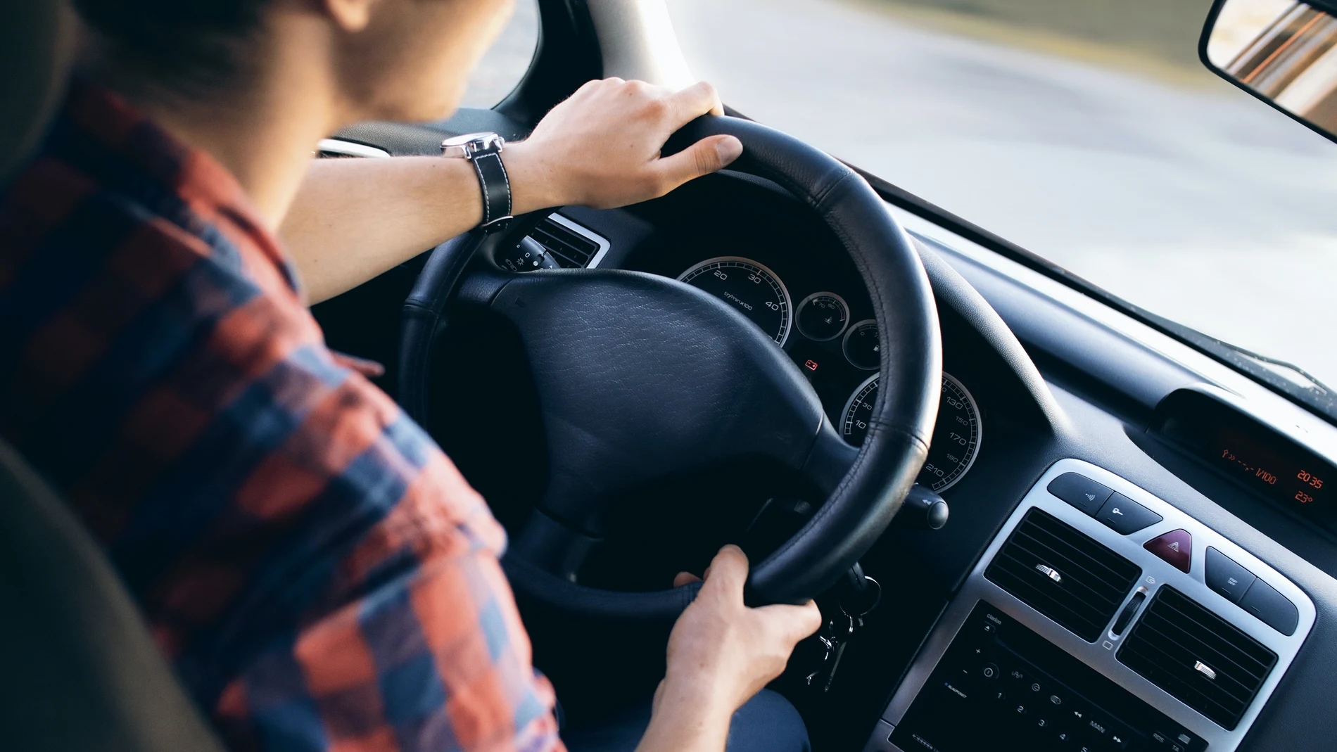 Uno de los mayores peligros de la carretera son las distracciones al volante