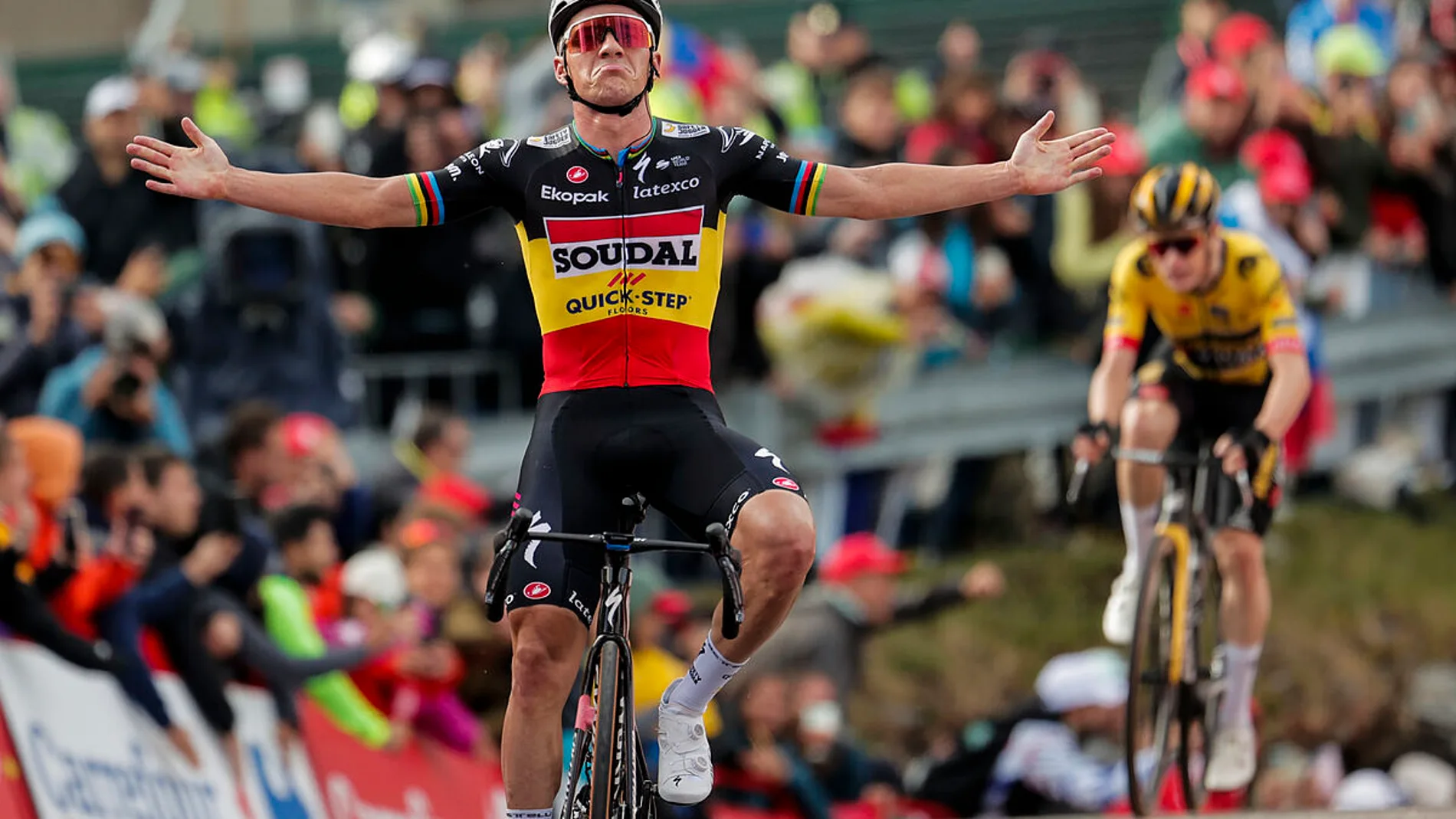 Evenepoel celebra el triunfo de etapa en Andorra seguido por el actual campeón del Tour, Vingegaard