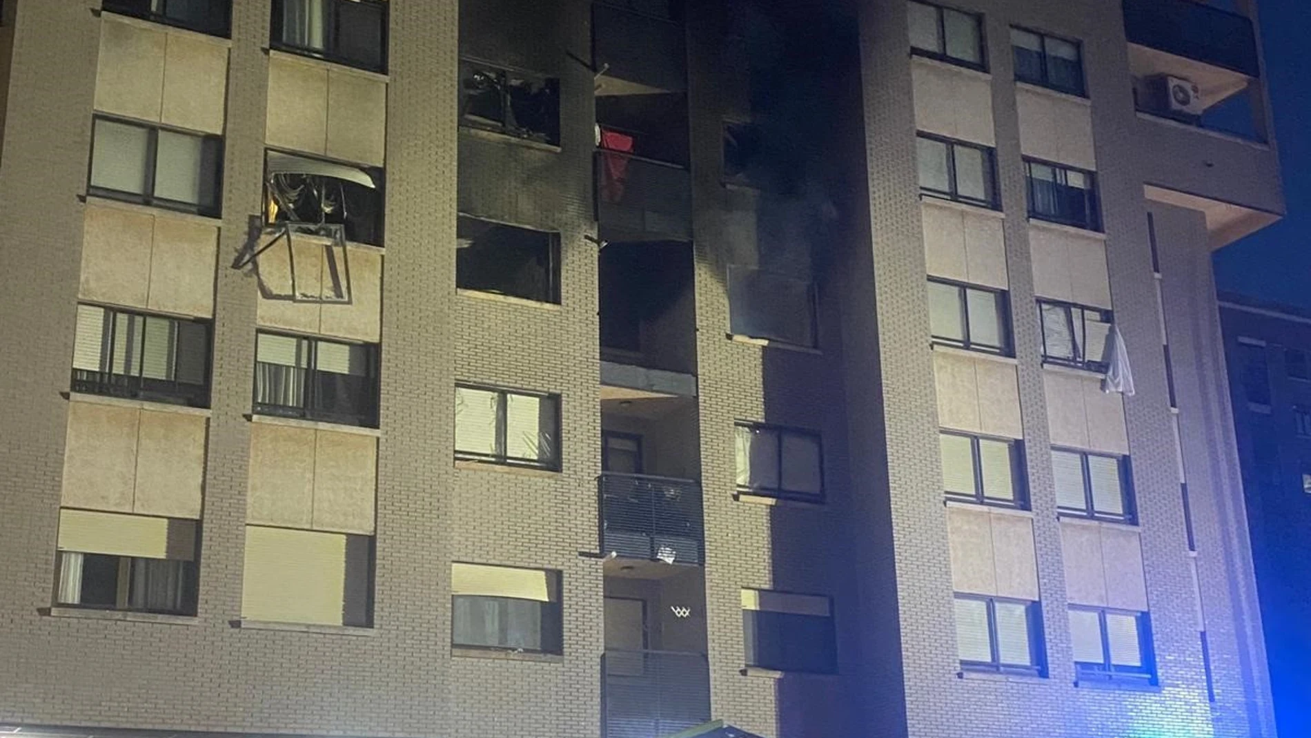 AMPL.- Una explosión en una vivienda en Valladolid deja un herido con quemaduras y cinco afectados por humo