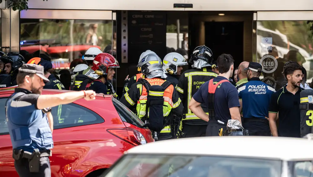 Desalojan un centro comercial en la Castellana al incendiarse un coche híbrido en el aparcamiento subterráneo