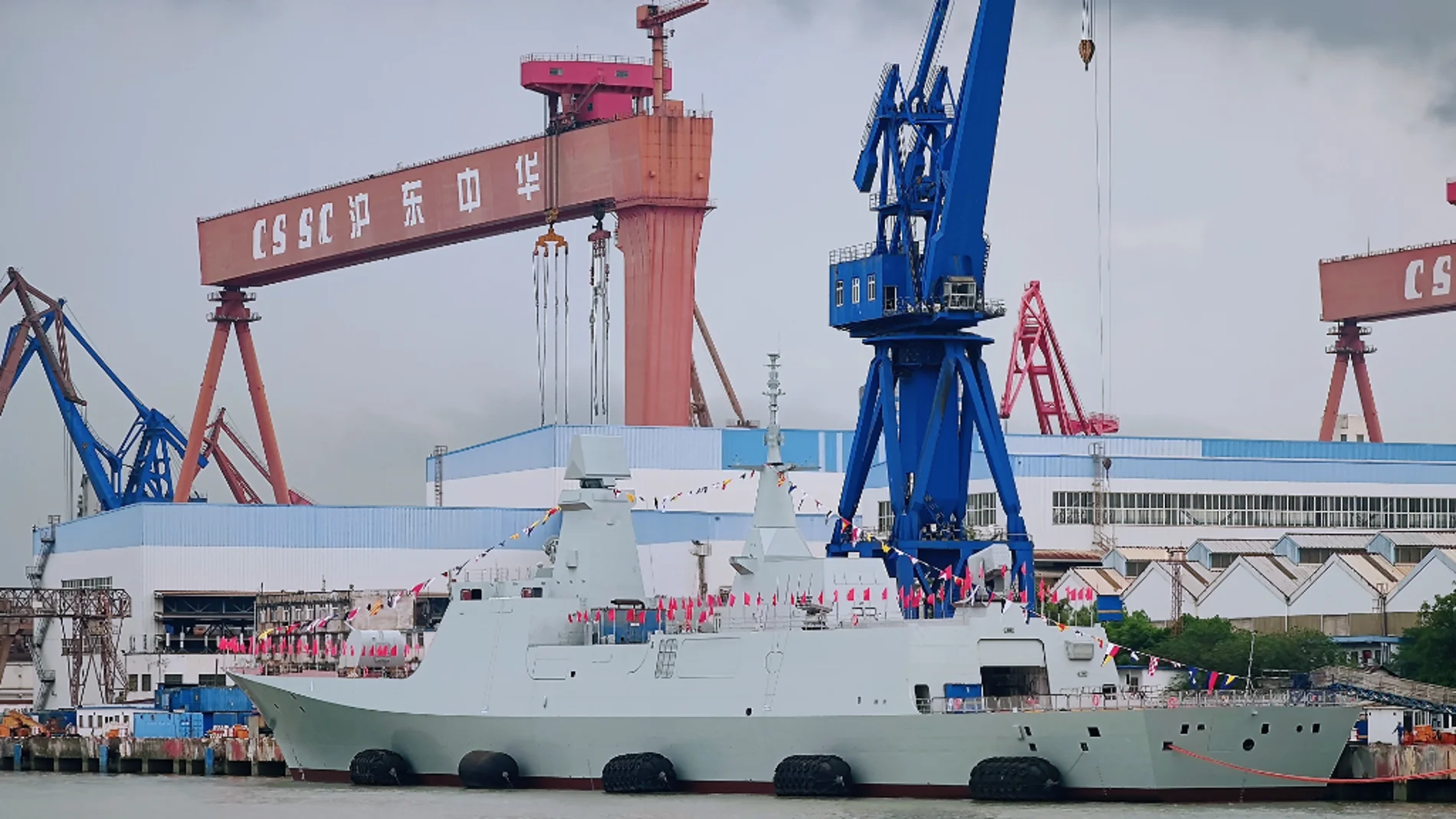 La fragata Tipo 054B en un astillero de Shanghai