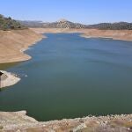 Vista del embalse de Zufre, el de mayor capacidad de la Rivera de Huelva, que se encuentra al 11,1 % de su capacidad, con un volumen de agua embalsada de 19,39 hectómetros cúbicos. 
