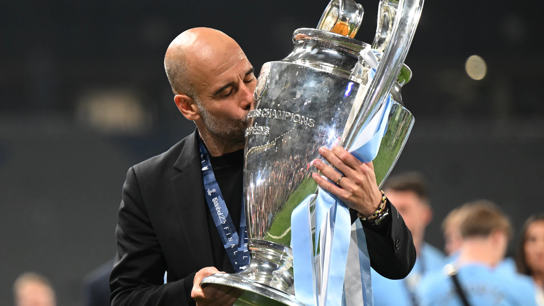 FILED - 10 June 2023, Turkey, Istanbul: Manchester City manager Pep Guardiola kisses the trophy following victory over Inter Milan in the UEFA Champions League Final soccer match at the Ataturk Olympic Stadium. Photo: Robert Michael/dpa (Foto de ARCHIVO) 10/06/2023 ONLY FOR USE IN SPAIN