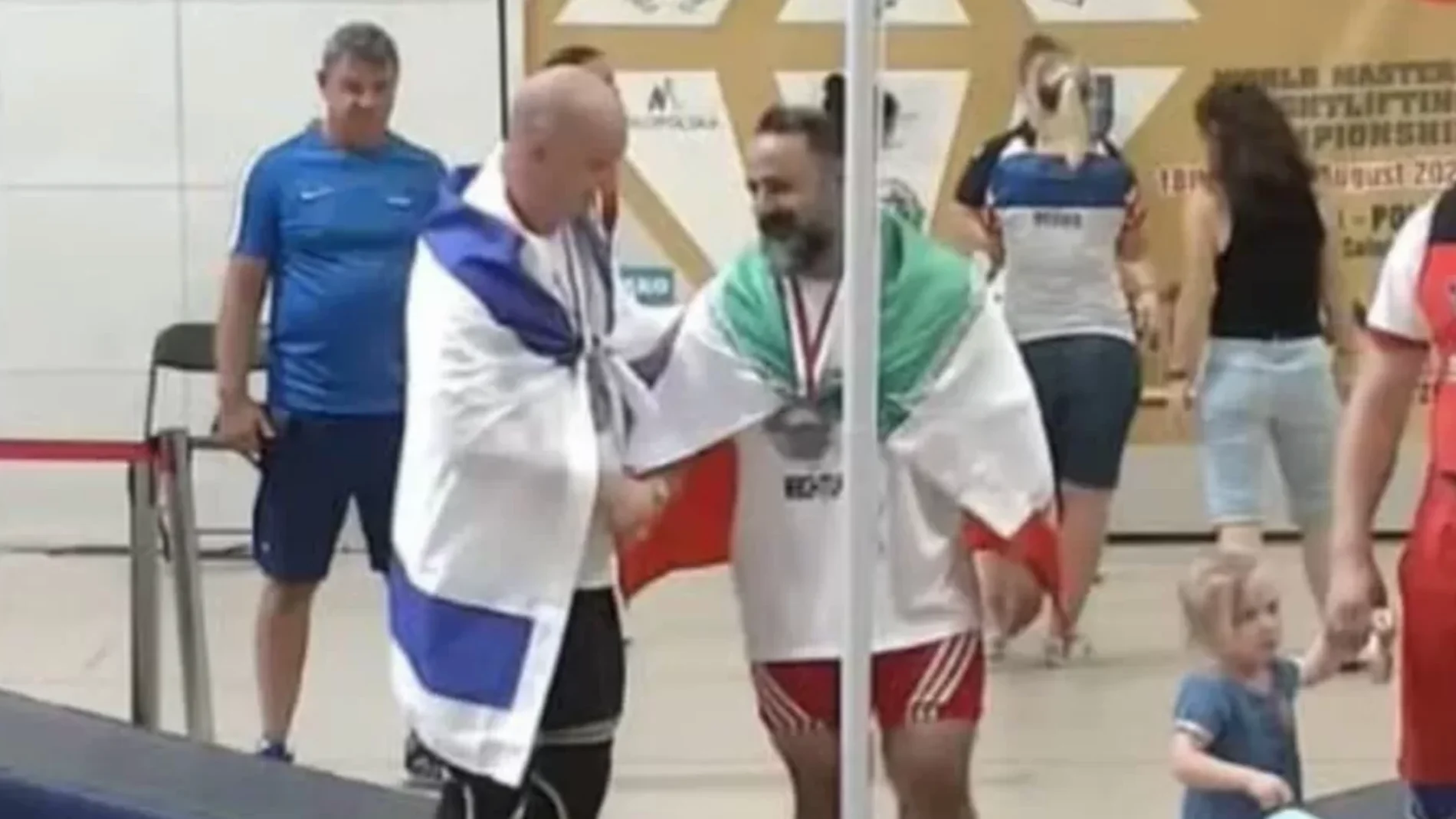 Mostafa Rajai saluda al atleta israelí Maksim Svirsky