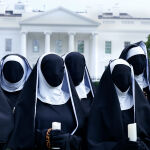 Un grupo de monjas con el rostro cubierto de negro recorre las calles de Manhattan 