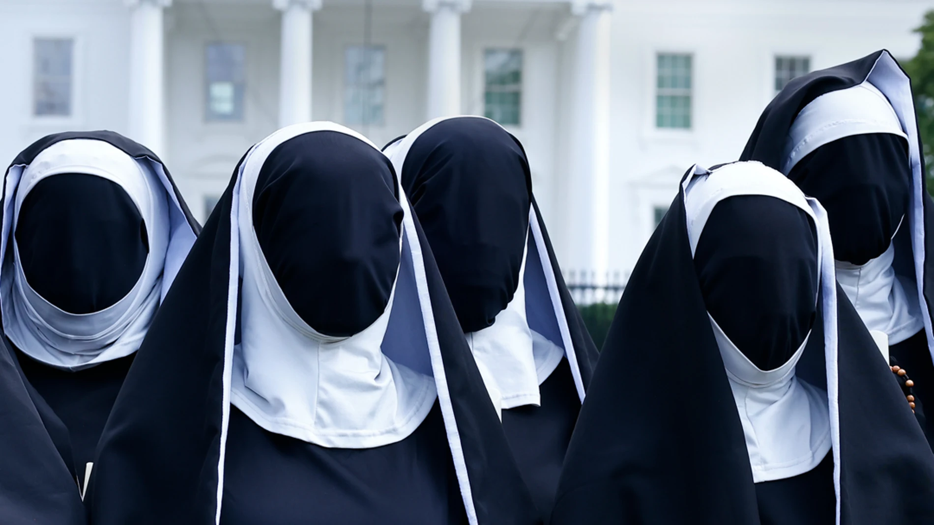 Un grupo de monjas con el rostro cubierto de negro recorre las calles de Manhattan 