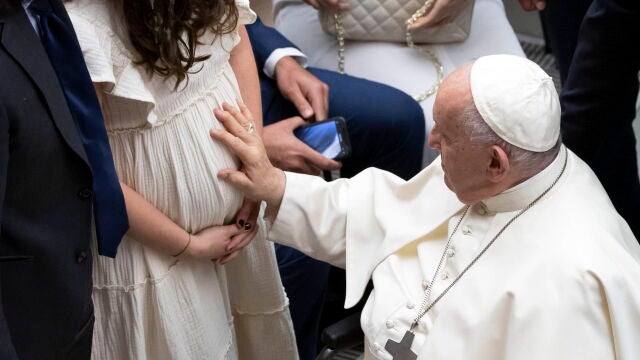 El papa Francisco saluda a los fieles este miércoles mientras dirige la audiencia general semanal en la sala Paolo VI de la Ciudad del Vaticano