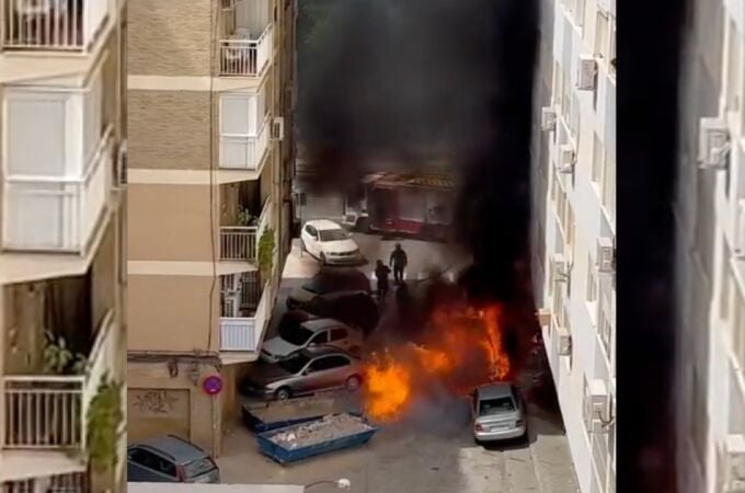 Un vehículo ardiendo en Sevilla