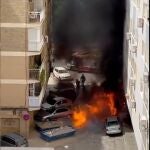 Un vehículo ardiendo en Sevilla
