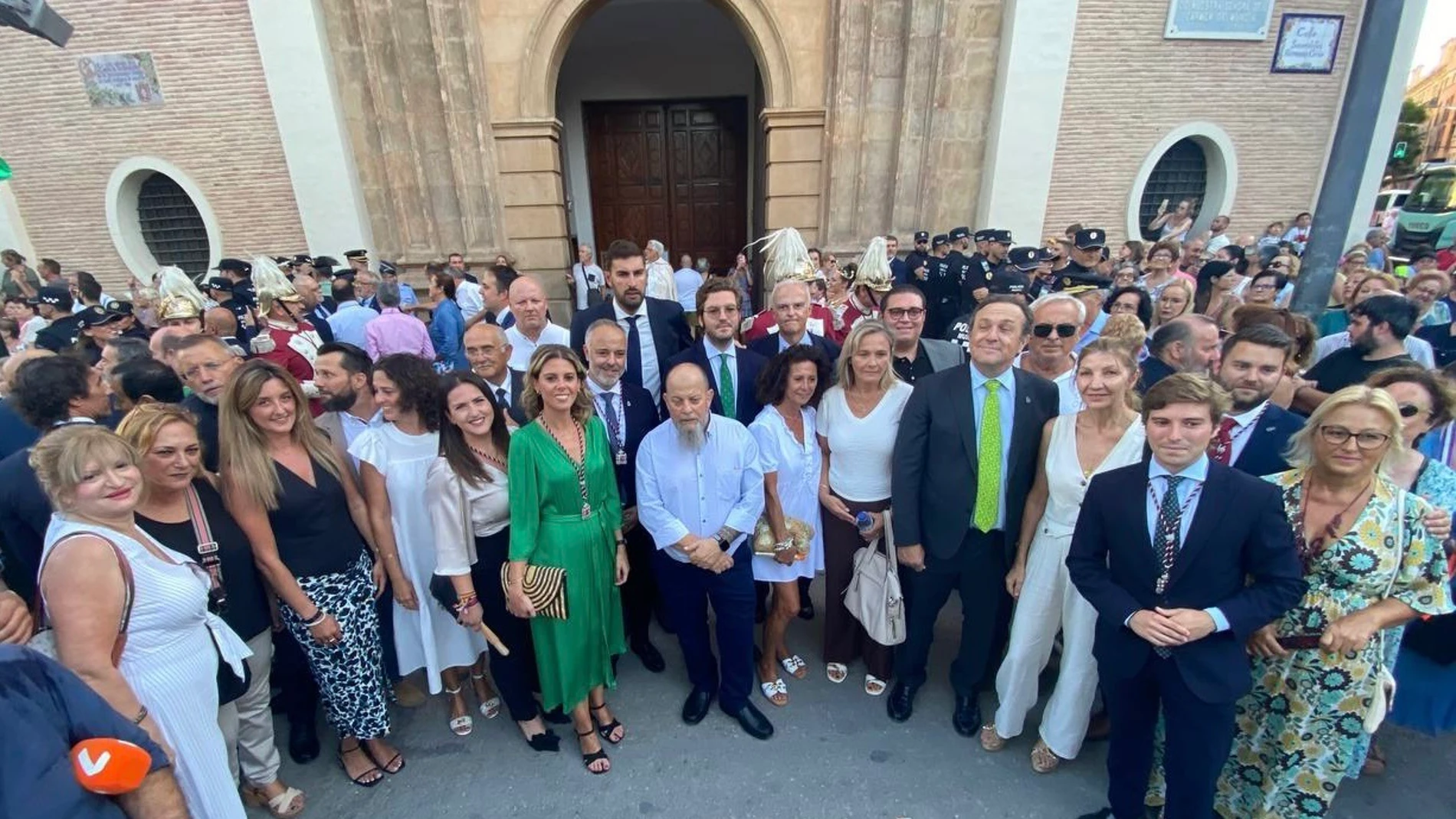 Miembros de VOX esperan llegada Virgen de la Fuensanta a la ciudad de Murcia