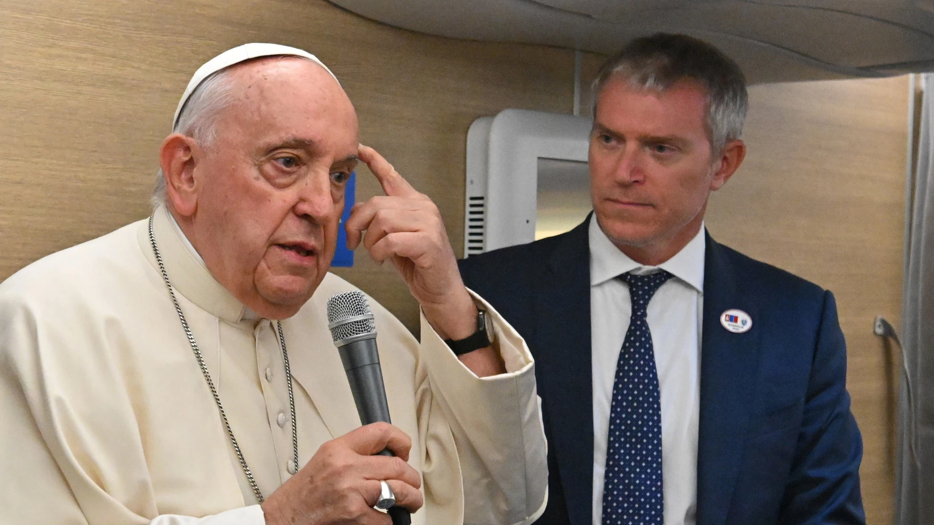 - (-), 31/08/2023.- Pope Francis addresses journalists aboard the Papal plane heading to Mongolia for his five-day apostolic journey, on 31 August 2023. (Papa, Italia) EFE/EPA/ALBERTO PIZZOLI / POOL