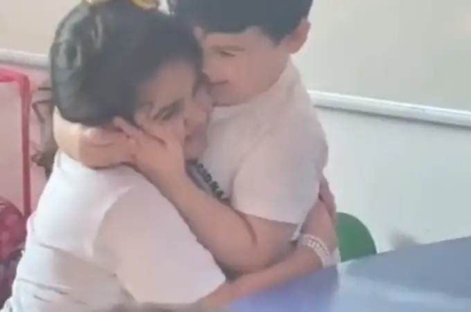 Vídeo: Un niño autista recibe el cariño de su compañera de clase