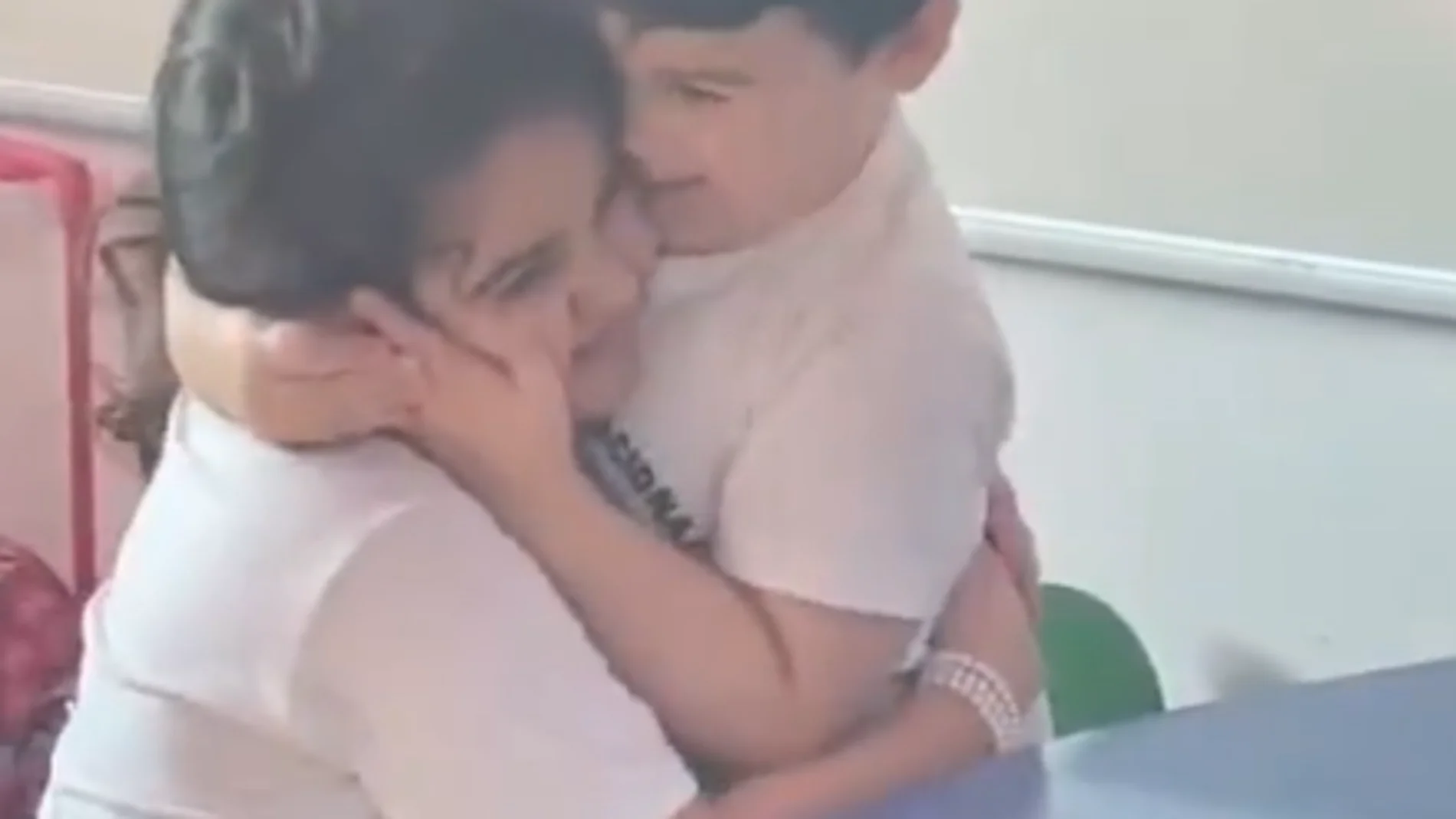 Vídeo: Un niño autista recibe el cariño de su compañera de clase