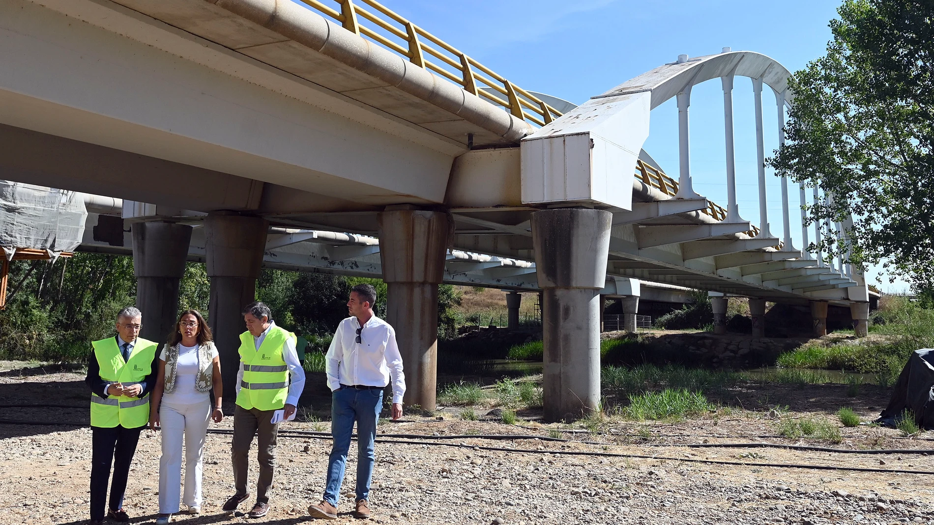 La consejera de Movilidad y Transformación Digital, María González Corral, visita las obras de mantenimiento que se están llevando a cabo en los puentes sobre el río Pisuerga de la autovía A-231