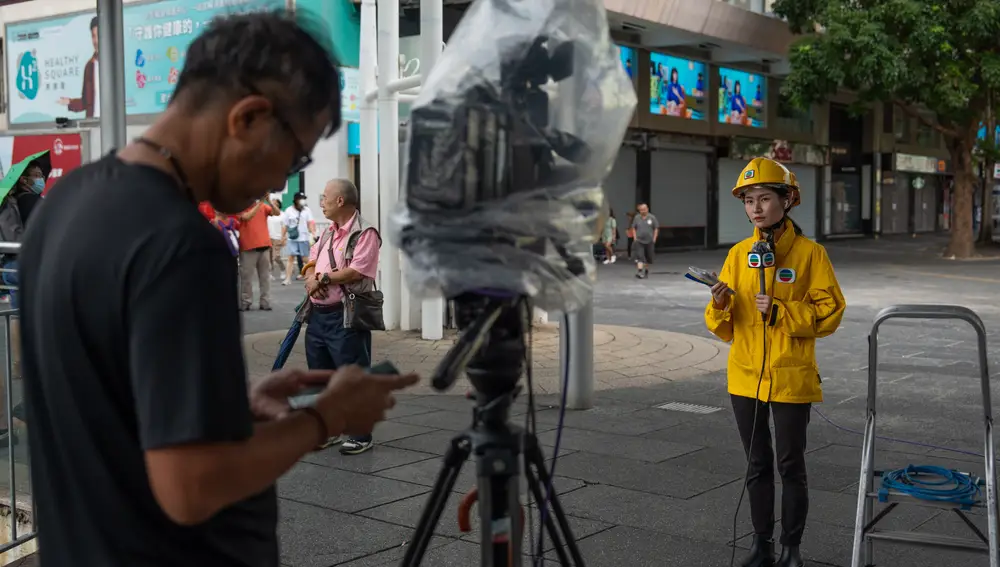 What is the destructive power of Super Typhoon Saola that paralyzed Hong Kong? Typhoon Saola hits Hong Kong