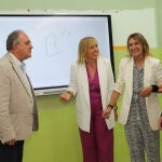 La consejera de Educación, Rocío Lucas, acompañada del director provincial de Educación, Sabino Herrero; y de la directora del IES Victorio Macho,, Victoria de la Era, entre otros, informa sobre las obras de reforma, mejora y sustitución (RMS) en los centros docentes ejecutadas a lo largo del verano