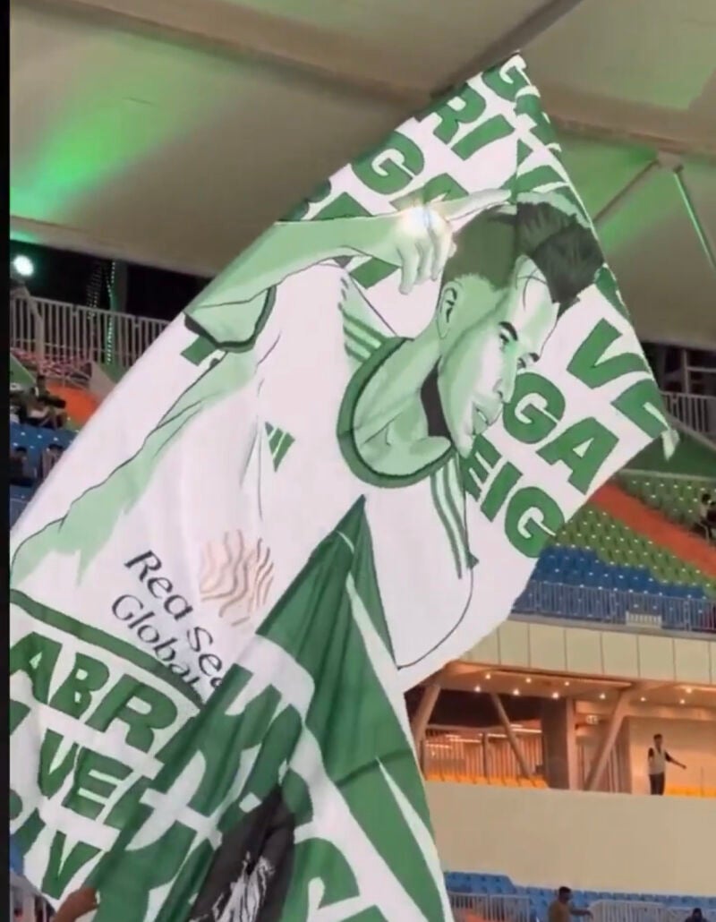 Los aficionados le han dado la bienvenida con esta bandera