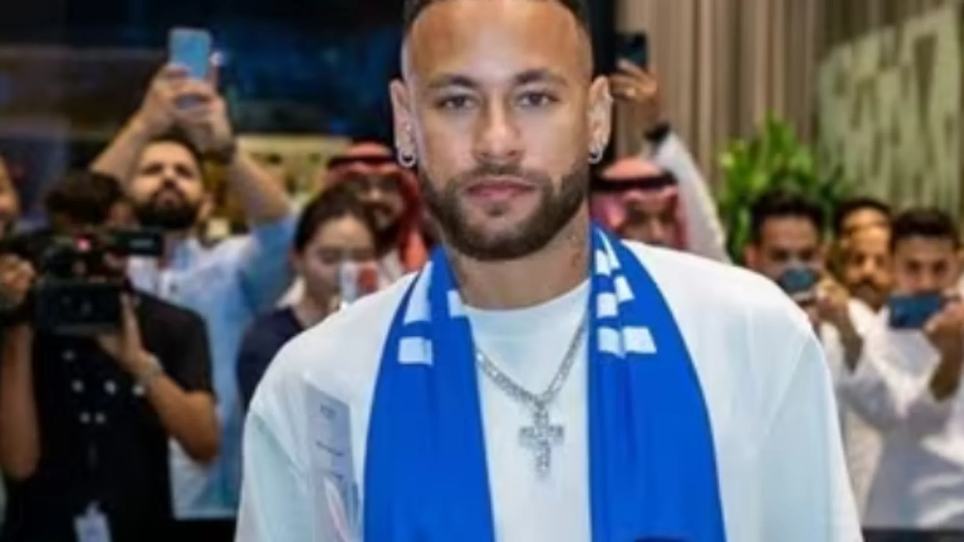 Neymar, con el colgante de la cruz
