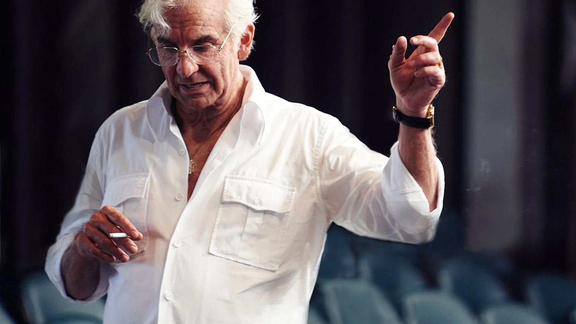 En «Maestro», un irreconocible Bradley Cooper da vida al mítico compositor Leonard Bernstein