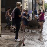 Vecinos de Santa Bárbara (Tarragona) trataban de paliar este domingo los efectos de la DANA en una de las calles inundadas de este municipio de 3.900 habitantes