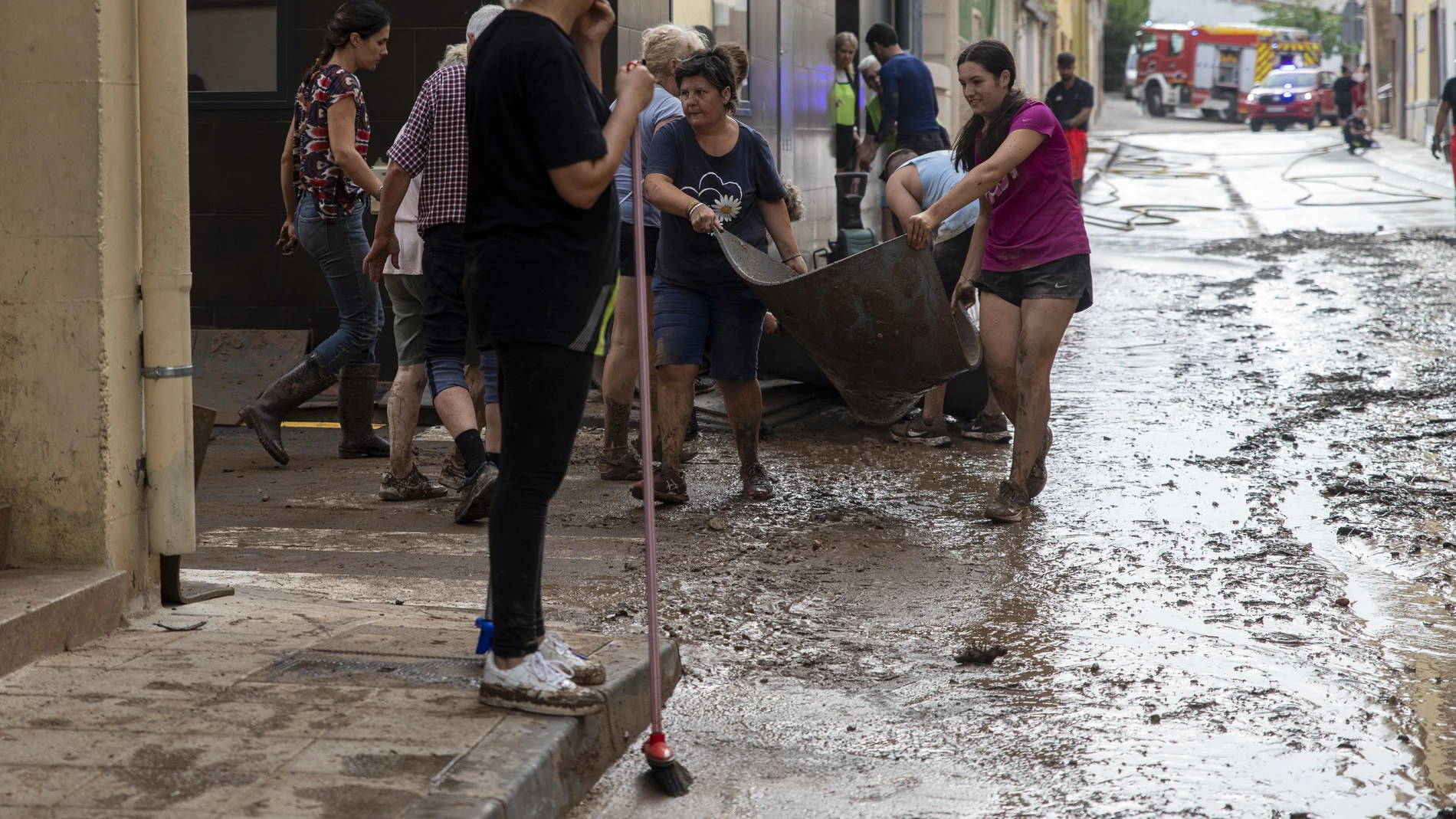 Vecinos de Santa Bárbara (Tarragona) trataban de paliar este domingo los efectos de la DANA en una de las calles inundadas de este municipio de 3.900 habitantes