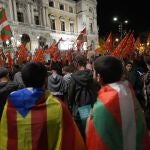 Varios manifestantes portan ikurriñas durante una marcha ‘por la paz, la convivencia y por los derechos de los presos, en Bilbao, Vizcaya (Euskadi). 