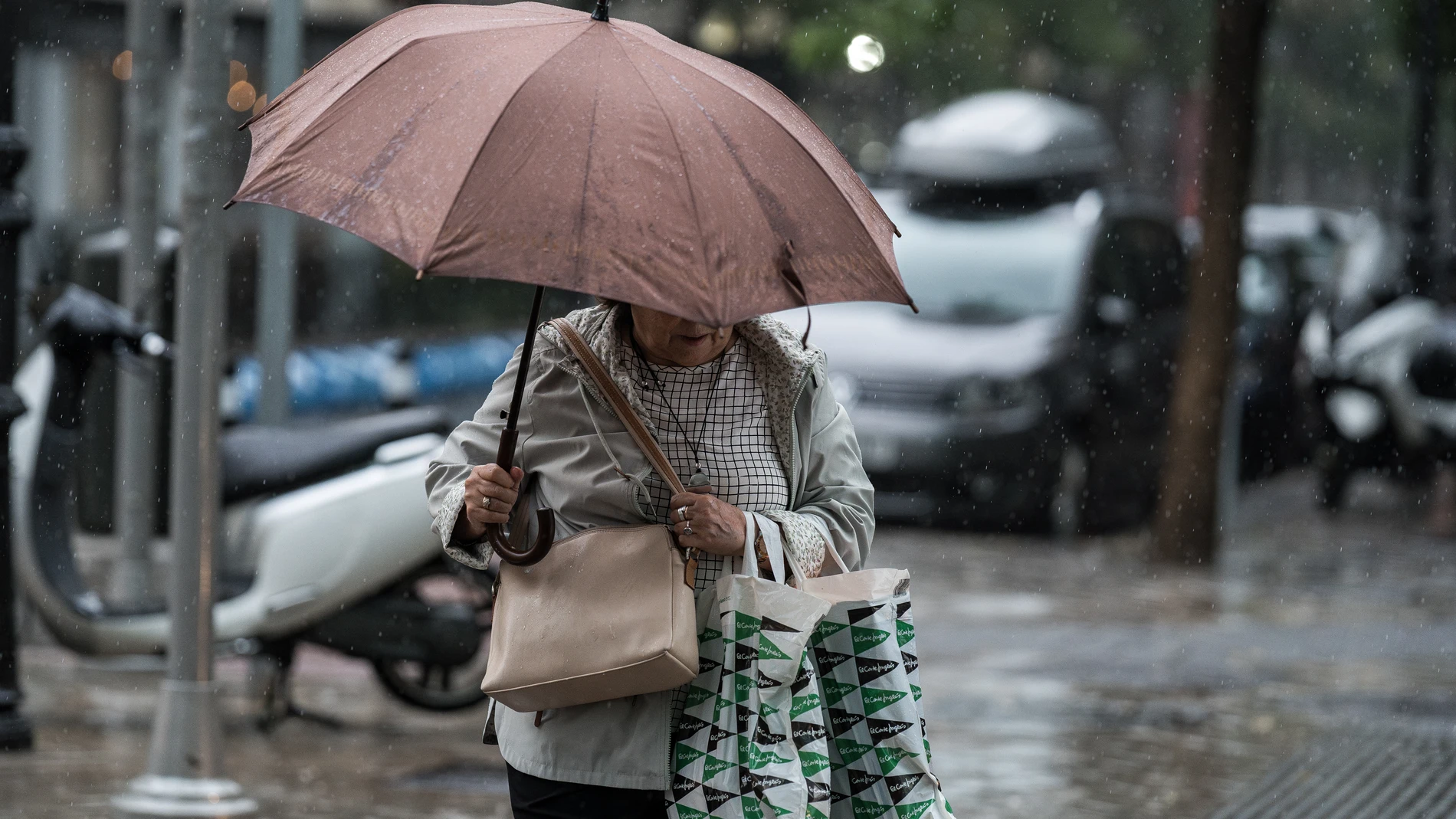 Varias personas se resguardan de la lluvia con paraguas, a 3 de septiembre de 2023, en Madrid (España). La DANA, que llegó el pasado 1 de septiembre, ha traído abundantes precipitaciones a gran parte de la Península y Baleares. La Agencia Estatal de Meteorología (AEMET) ha emitido un aviso especial por las lluvias y tormentas que se esperan. Hoy, la AEMET señala que la DANA, al encontrarse centrada al sureste de la Península, va a provocar que se establezca un flujo húmedo e intenso de levant...