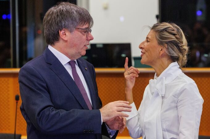 Member of the European Parliament Carles Puigdemont (L) and Spanish Second Deputy Prime Minister and Sumar party leader Yolanda Diaz speak in Brussels, Belgium, 04 September 2023. 