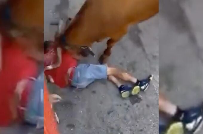Un toro embiste bruscamente a un joven contra los cadafales en los 'bous al carer' de Montroi