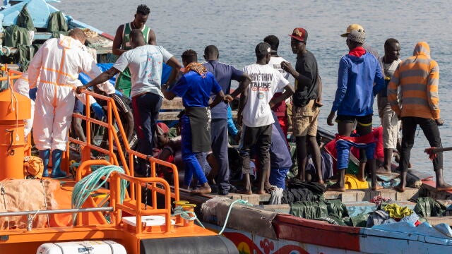 Salvamento rescata a 363 migrantes en tres cayucos en aguas de Tenerife y Gran Canaria